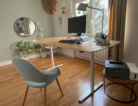 Einen höhenverstellbaren Bürotisch aus einem Massivholz-Esstisch bauen