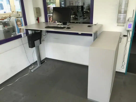 Steh-Sitztisch mit Kabäuschen für Schneider & Co Muri