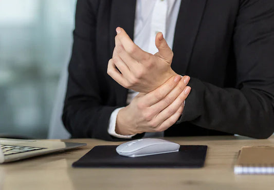Tastatur und Maus: Warum sie häufig Schulterprobleme verursachen